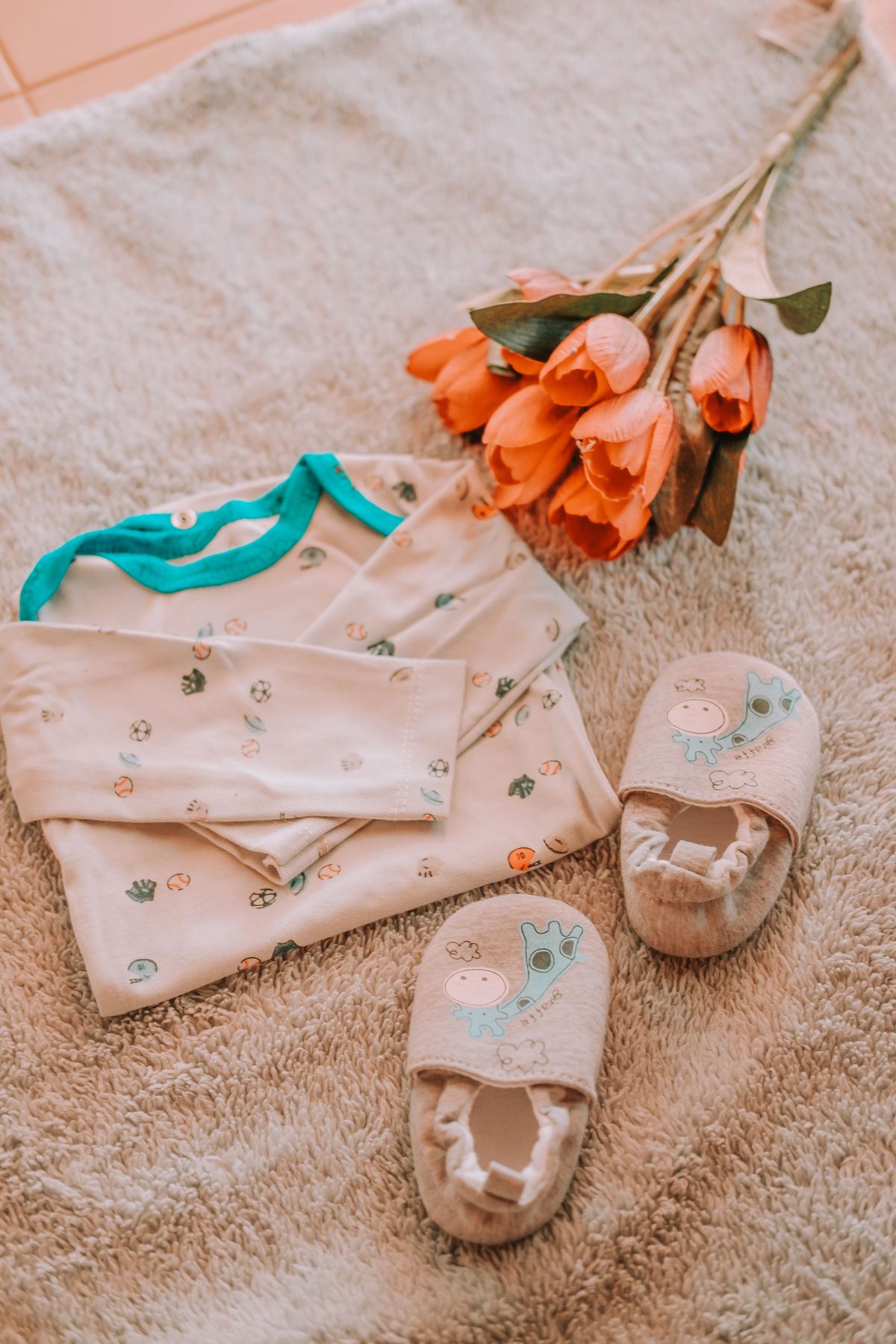 Vêtements et essentiels de bébé préparés avec soin