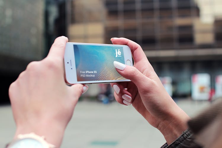 Person Holding Silver Iphone 5s