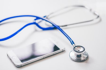 Technologie de santé mobile - smartphone avec stéthoscope