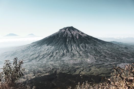 清晨阳光下的默拉皮火山景观令人惊叹