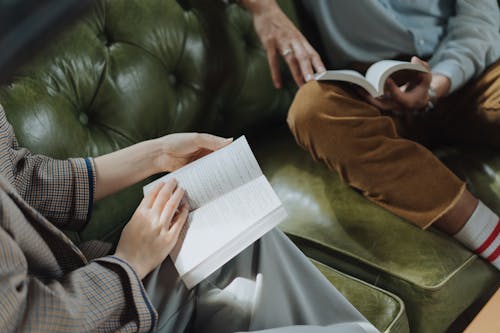 Persona En Suéter Marrón Con Libro Blanco