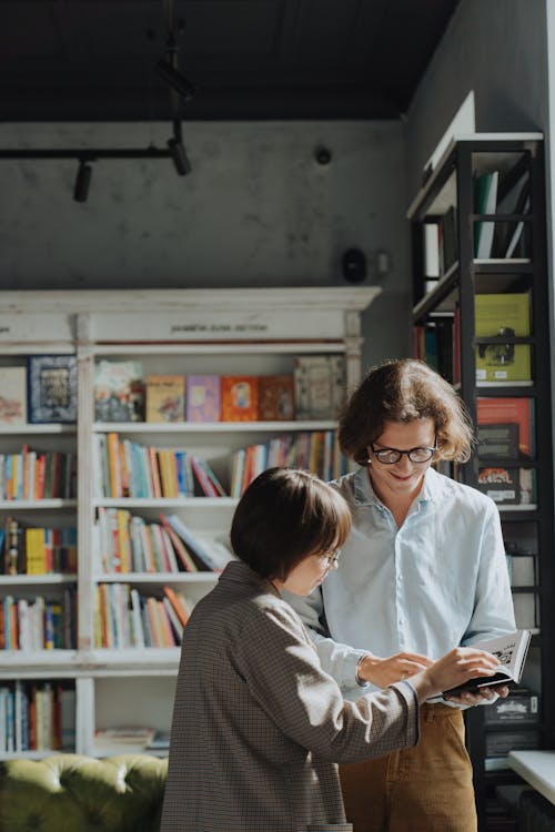 Kostnadsfri bild av åsikt, bibliotek, bok