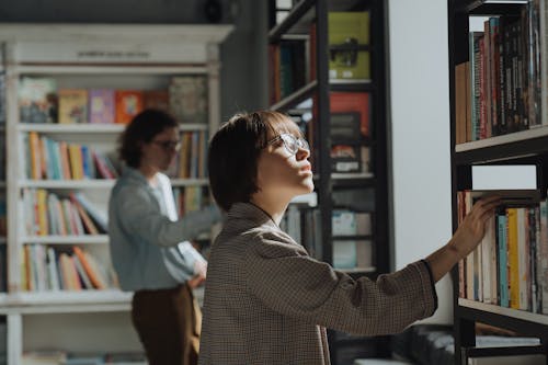 Kostnadsfri bild av bibliotek, bläddring, bok