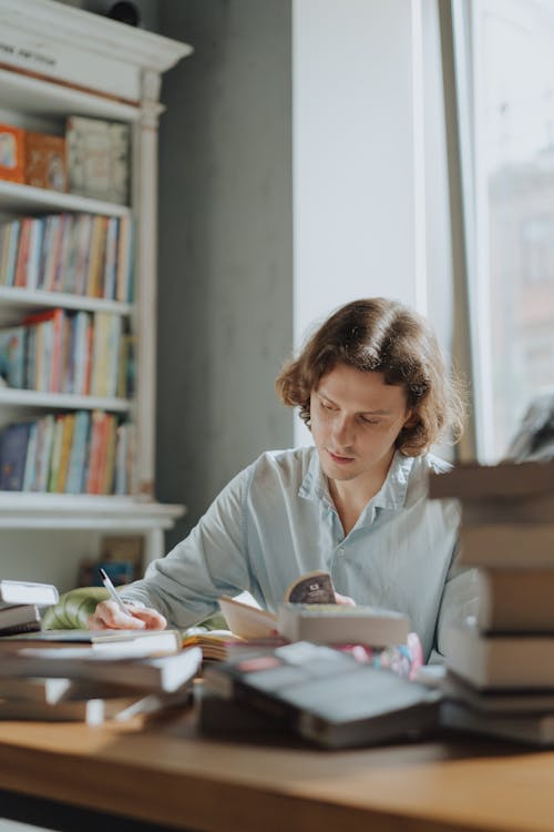 Kostnadsfri bild av att göra anteckningar, bibliotek, bok