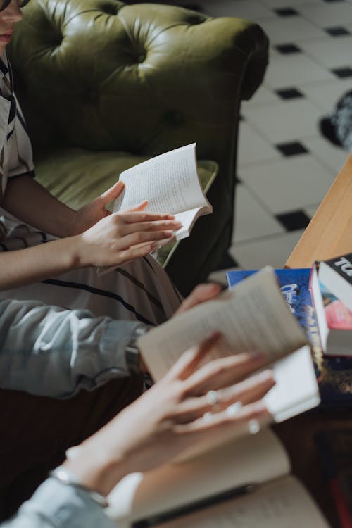 Person In Der Grauen Jacke, Die Weißbuch Hält