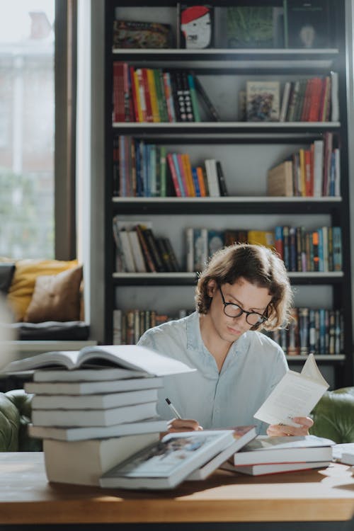 Kostnadsfri bild av att göra anteckningar, bibliotek, bokhandel