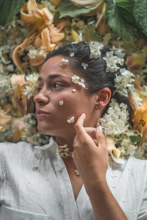 Kostenloses Stock Foto zu bett von blumen, frau, hand auf gesicht