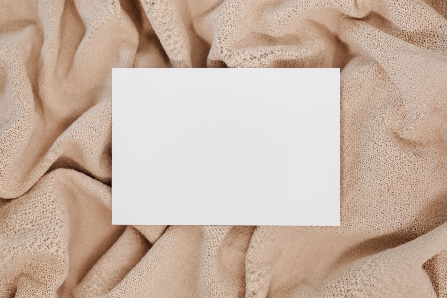 KT 유심 교체, 2025년 최신 가이드로 완벽하게 준비하기 7 A blank white card on beige textured fabric offering space for text or design.