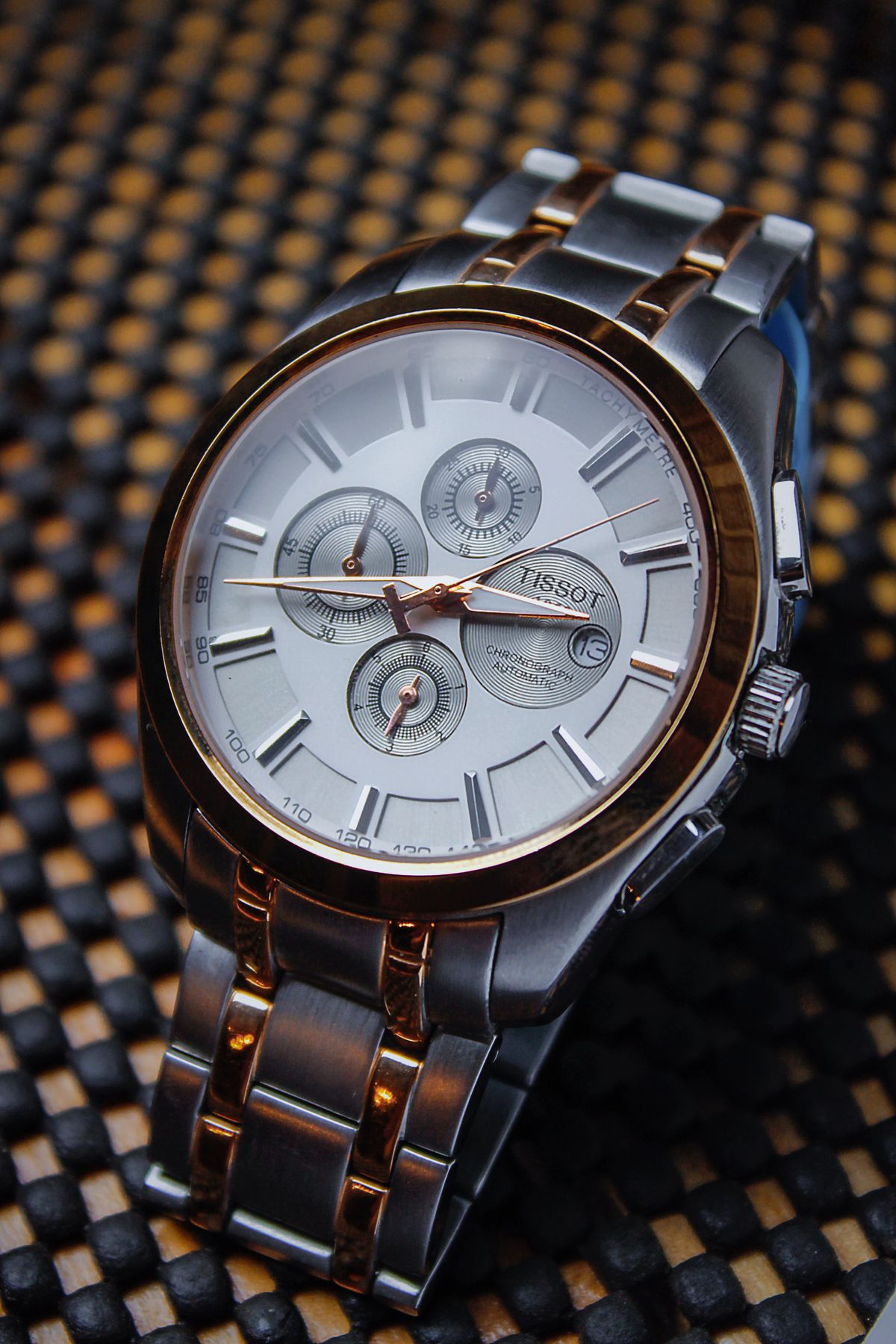 Orologio cronografo Tissot, dettaglio quadrante bianco e oro rosa