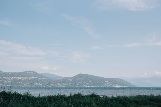 蓝天下，科莫湖的壮丽景观与遥远的山脉交相辉映