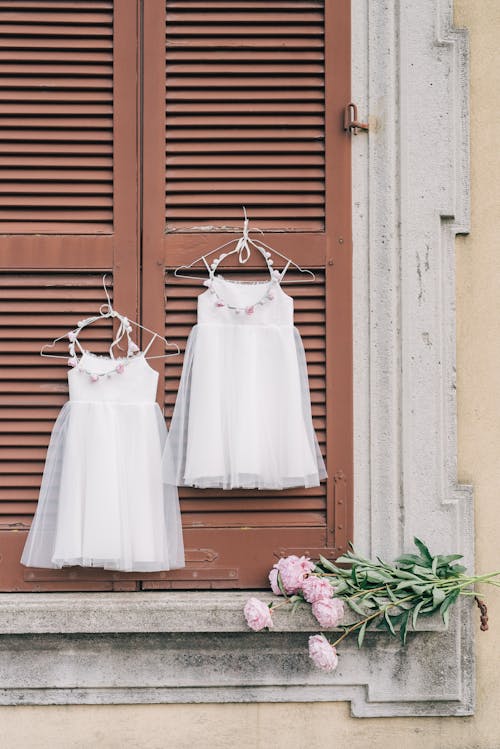 Vestido Blanco Con Tirantes Finos En Puerta De Madera Marrón