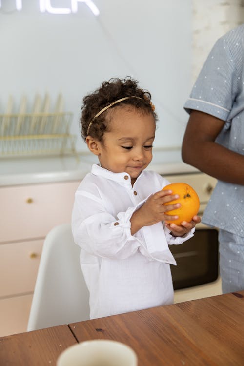 Kostenloses Stock Foto zu afroamerikanisches baby, festhalten, fröhlich