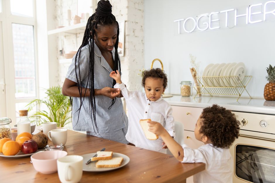 Photo by KATRIN BOLOVTSOVA on Pexels Eine Mutter und zwei Kinder genießen gemeinsam das Frühstück in einer warmen Küchenatmosphäre. - Foto von KATRIN BOLOVTSOVA auf Pexels