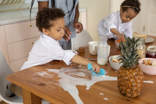 ahşap masa, aile, Ananas içeren Ücretsiz stok fotoğraf