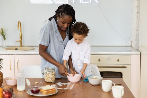 Free A mother and her child baking together in a cozy kitchen setting. Stock Photo