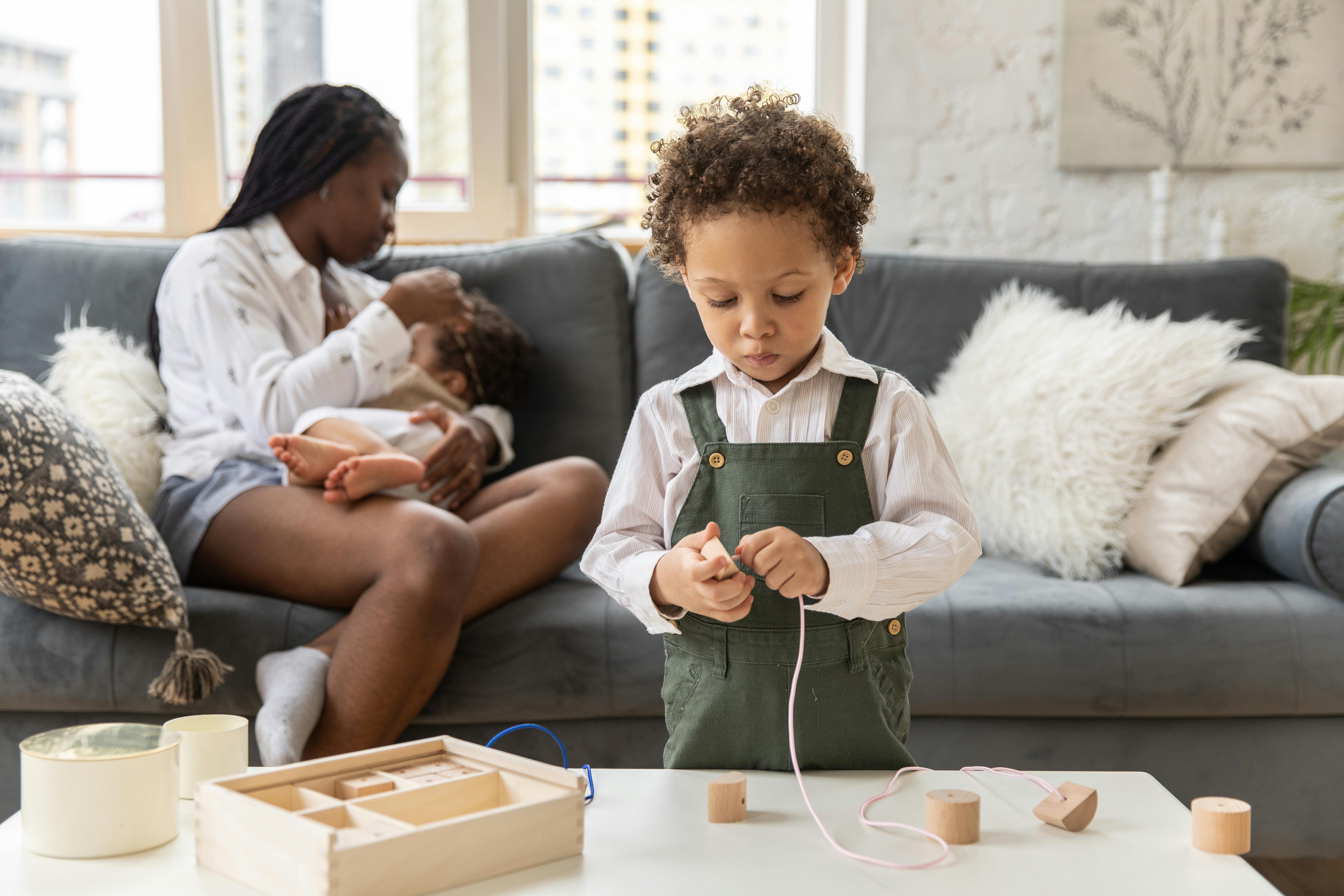 一位母亲和她的孩子们在温暖舒适的客厅里玩耍，其乐融融