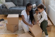 在舒适的客厅里，母亲和孩子正在拆箱