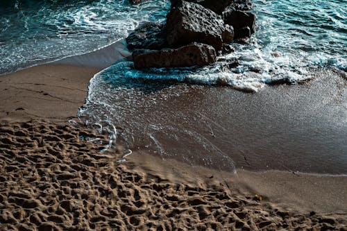 Foto profissional grátis de areia, beira-mar, espuma