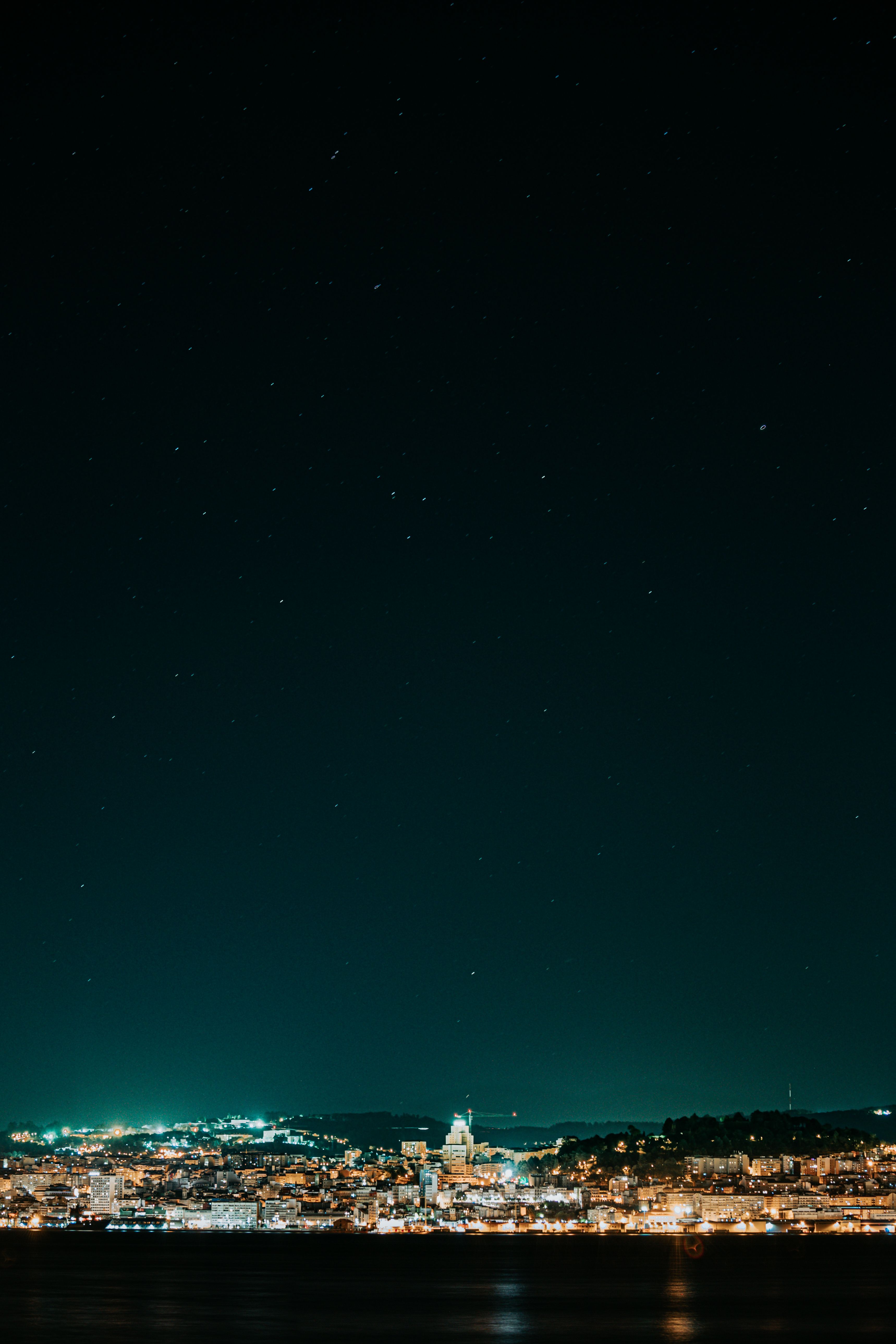 星空下，令人惊叹的城市天际线照亮了宁静的城市景观