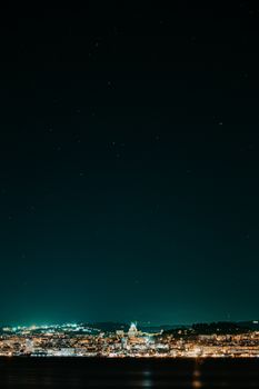 星空下，令人惊叹的城市天际线照亮了宁静的城市景观