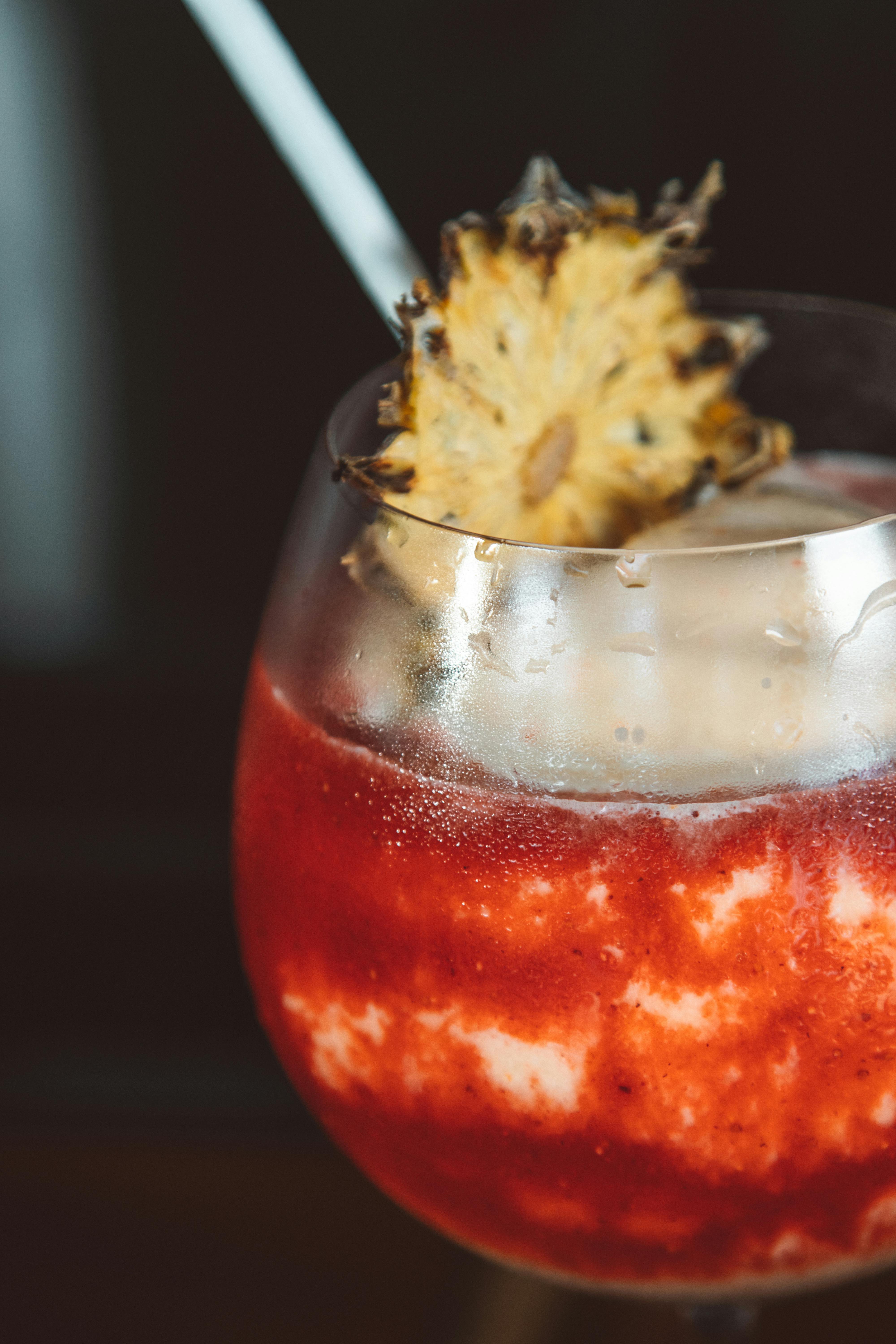 冰镇草莓菠萝冰沙装在玻璃杯里，并用菠萝片装饰