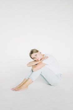 一个金发女人赤脚坐在宁静而美丽的室内环境中