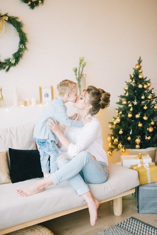 Vrouw In Witte Shirt Met Lange Mouwen Op Een Bank Zitten