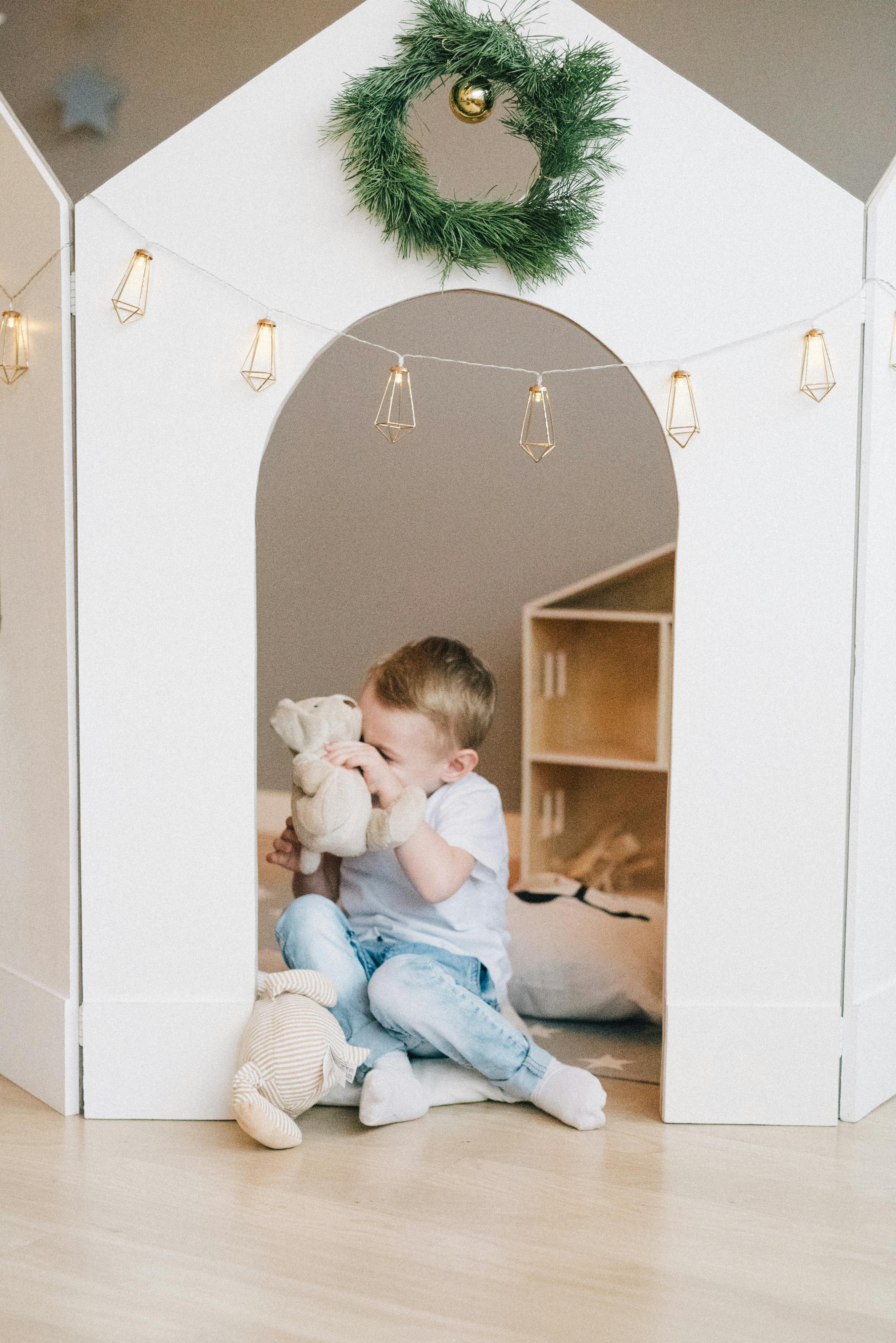 Ücretsiz Beyaz Uzun Kollu Gömlek Ve Beyaz Ahşap Dolapta Oturan Mavi Denim Kot Kız Stok Fotoğraflar