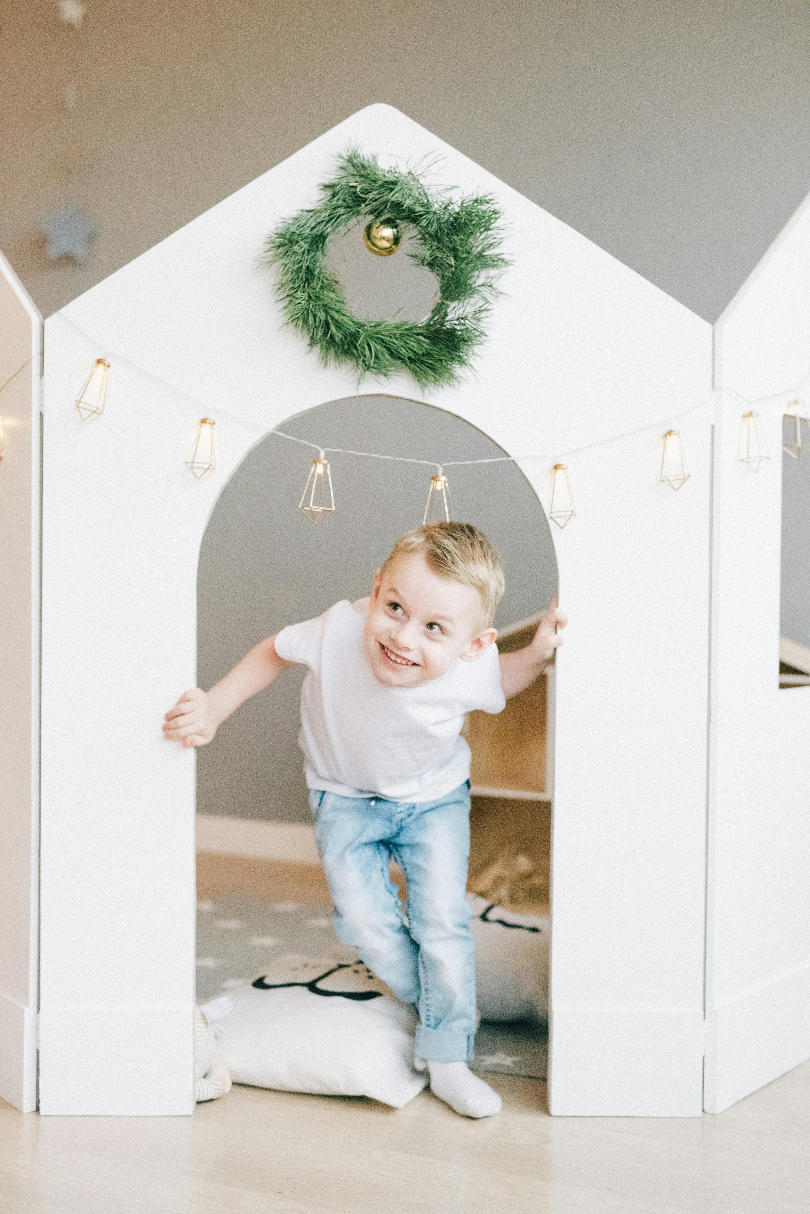 Ücretsiz Beyaz Tişört Ve Mavi Kot Kot Pantolonlu Kız Beyaz Duvarın Yanında Duran Stok Fotoğraflar