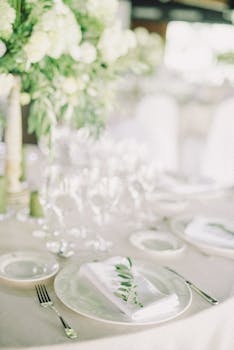 精致的用餐环境，配有白色餐盘和插花，非常适合婚礼