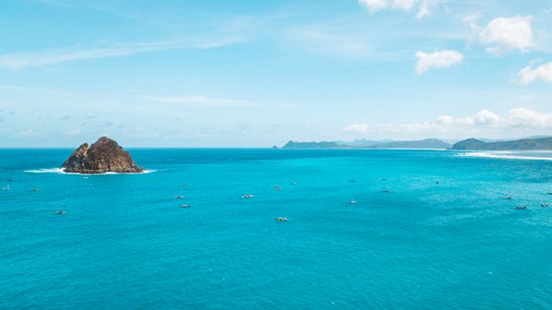从空中俯瞰，一座小岛点缀在广阔的蓝色大海中，景象令人叹为观止