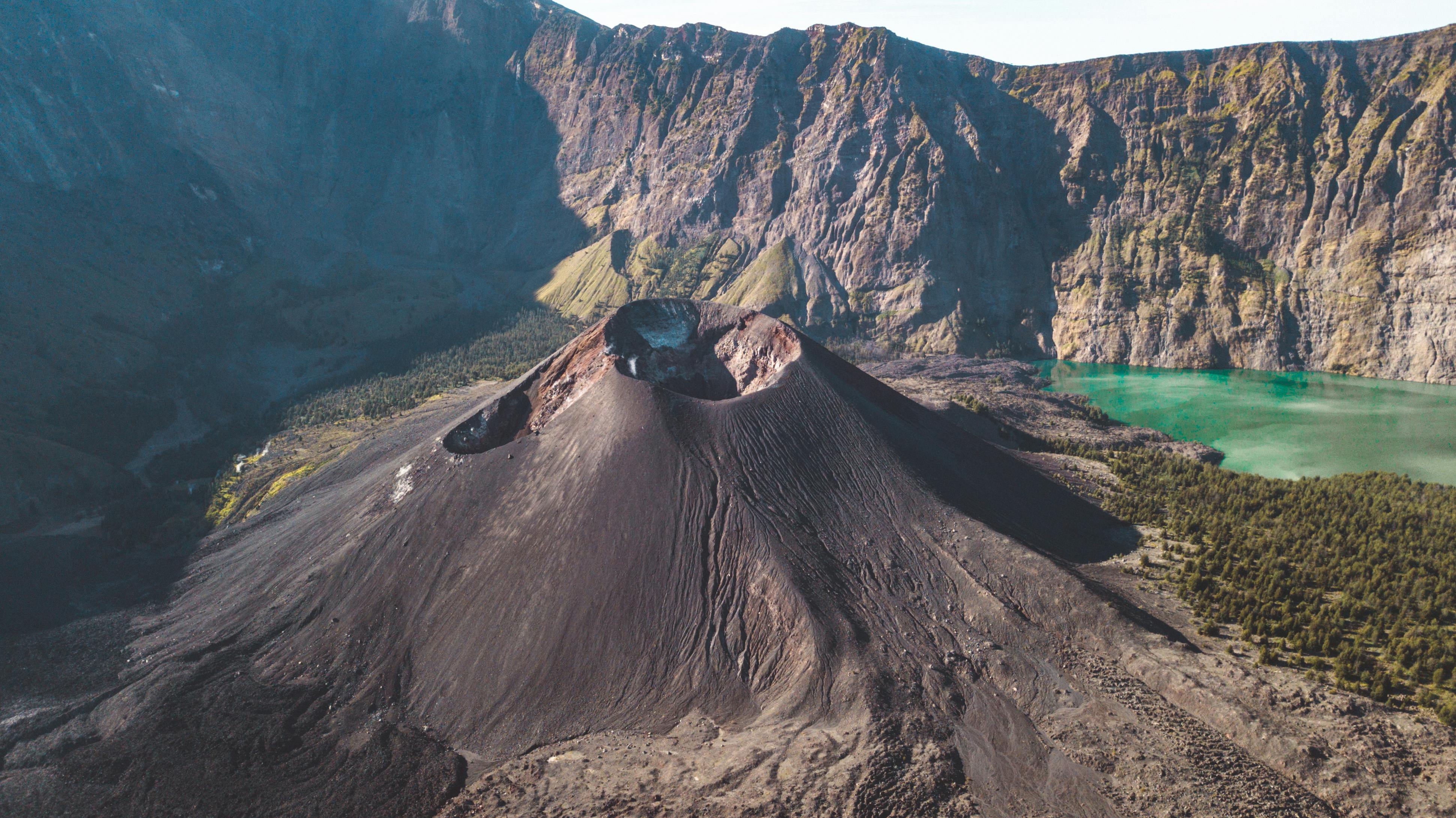 brown and gray mountain