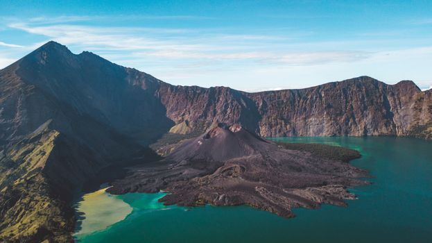 从空中俯瞰，景色令人惊叹：一座火山岛被蓝色的海水和崎岖的山脉环绕