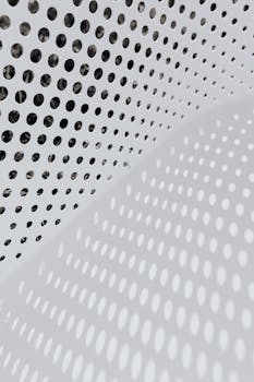 当代抽象图像以曲面上重复的点图案，唤起极简主义美学