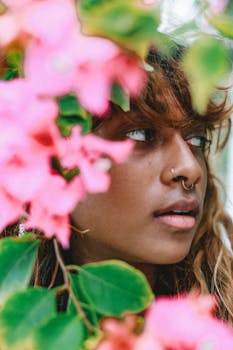 一幅描绘女子与鲜花的迷人肖像，凸显了美丽与自然