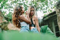 两个女人在郁郁葱葱的树林中享受着宁静的时刻