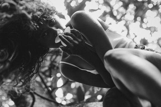 户外黑白艺术肖像：与花合影的女人