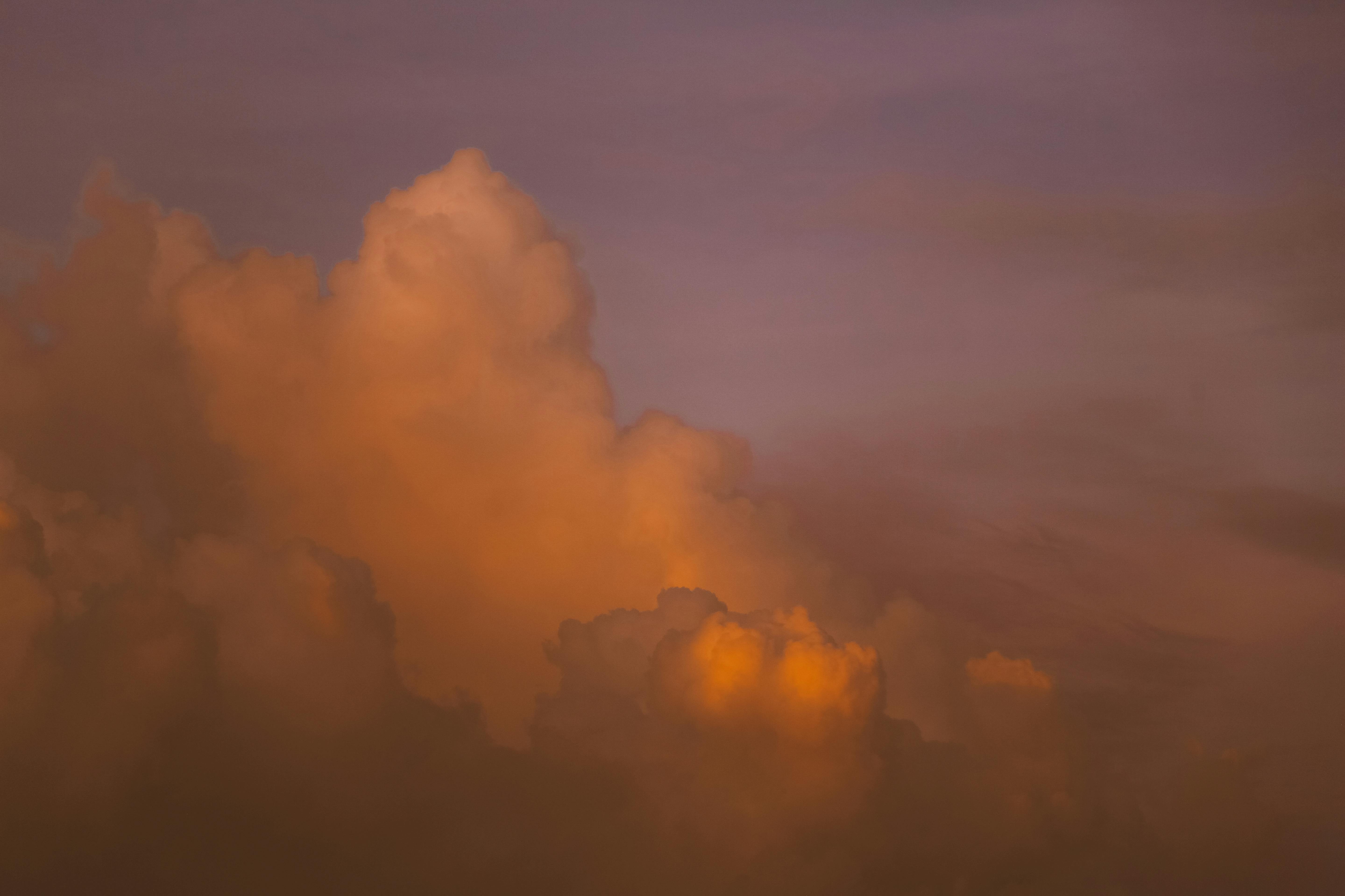 生动的云彩与戏剧性的晚霞共同营造出迷人的傍晚天空景象