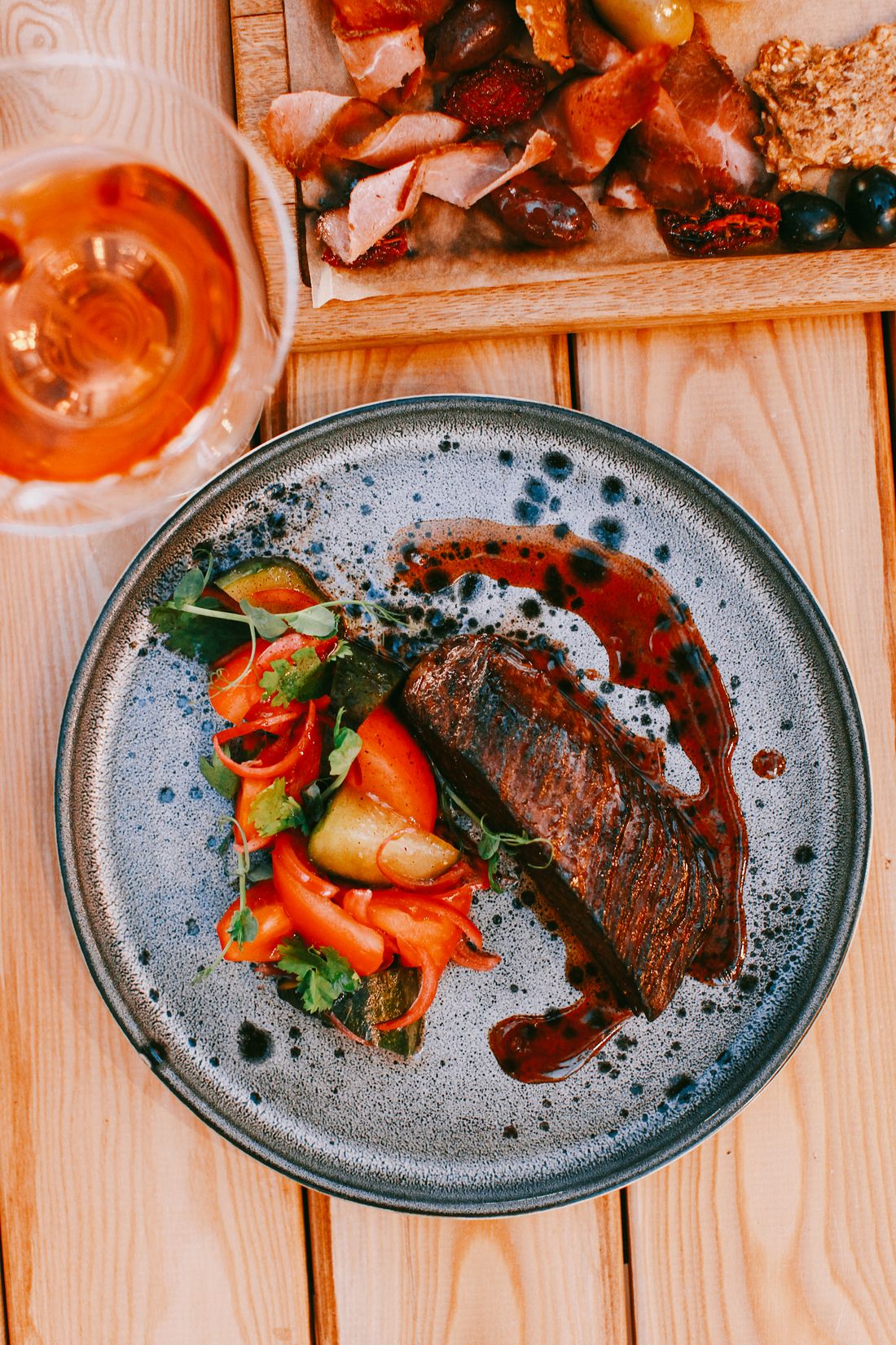 Steak disajikan bersama segelas anggur