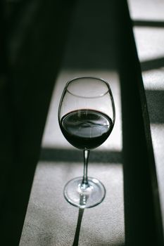 一杯红酒在纹理表面投下有趣的阴影