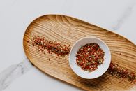 从木托盘上的碗中俯视，混合的香草和香料非常适合烹饪主题
