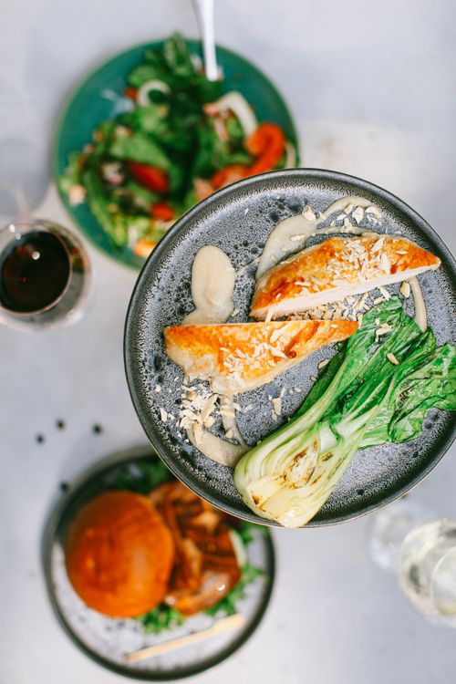 Free Top view of gourmet chicken with greens and salad, ideal for food photography. Stock Photo