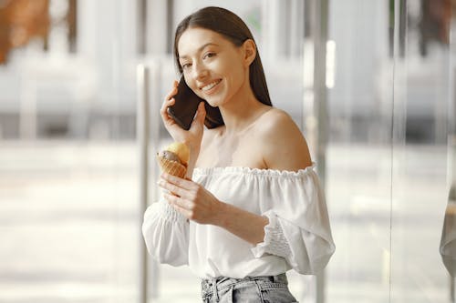 冰淇淋, 咖啡色頭髮的女人, 女人 的 免費圖庫相片