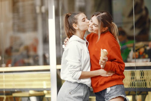 Foto profissional grátis de alimento, amigos, beijando