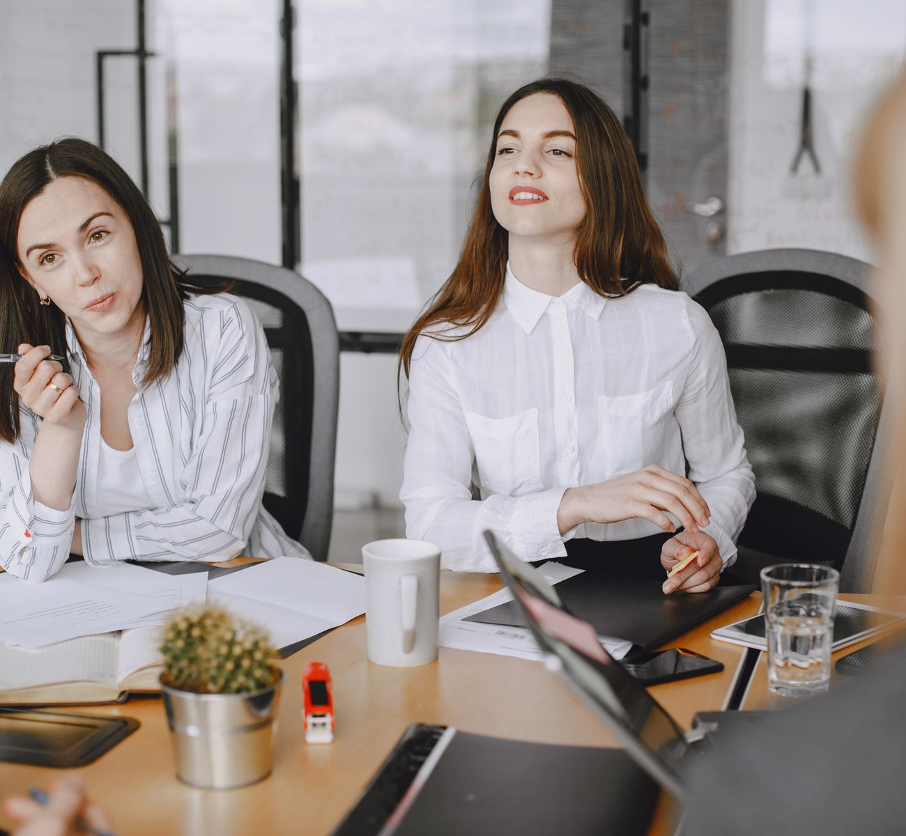 Dos profesionales trabajando con documentación en su oficina