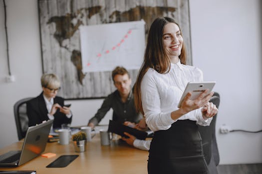 与团队成员在会议桌上讨论业务策略