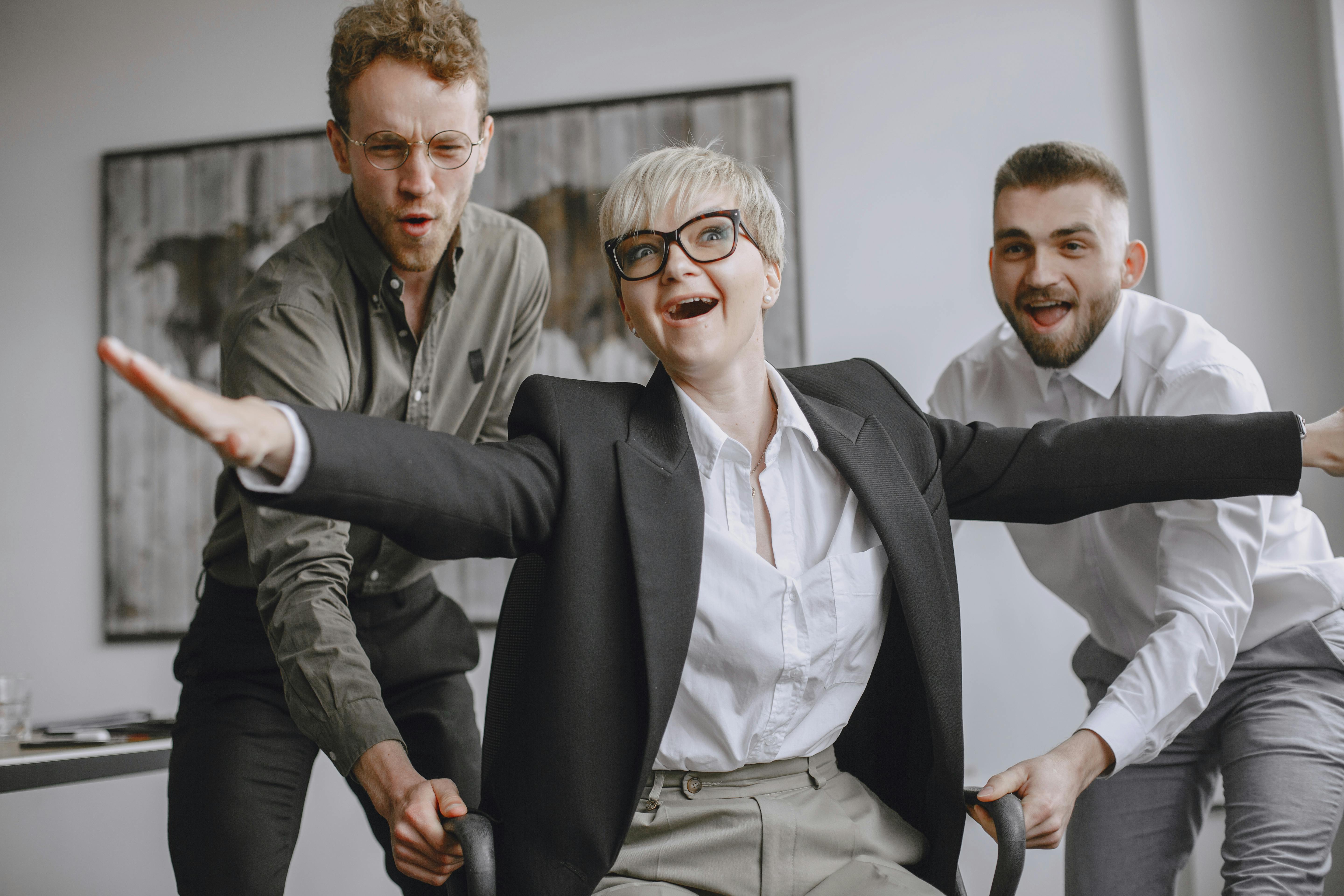 办公室里，年轻的专业人士们通过椅子比赛展示团队合作与欢乐