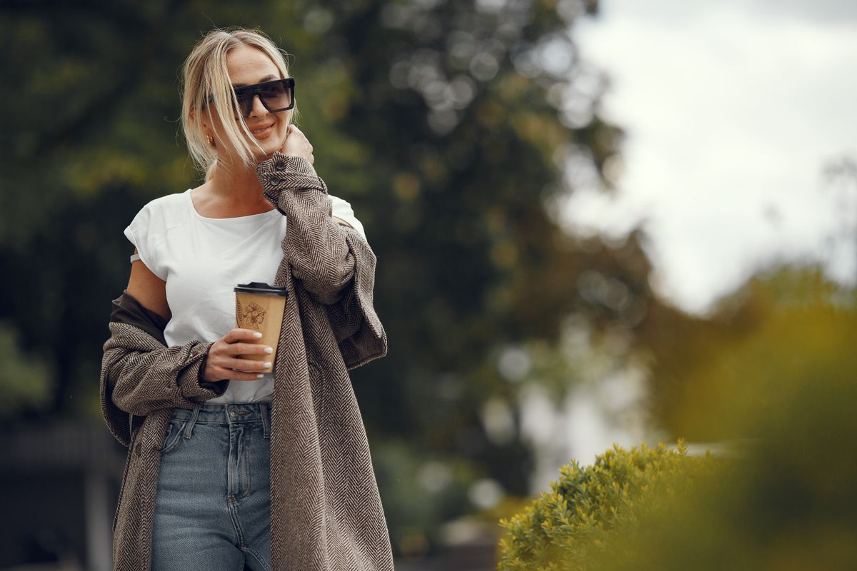 Стильная женщина с кофе в зелёном парке — Pexels