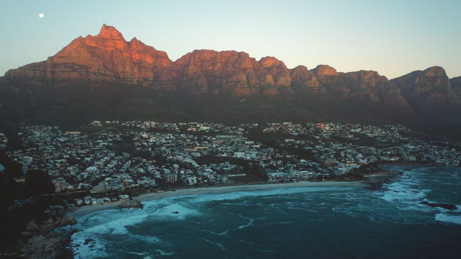 Trouver un travail à Cape Town, Afrique du Sud : guide 2026