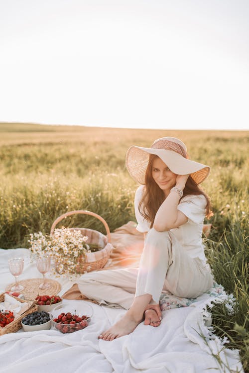 Immagine gratuita di cappello di paglia, donna caucasica, eleganza